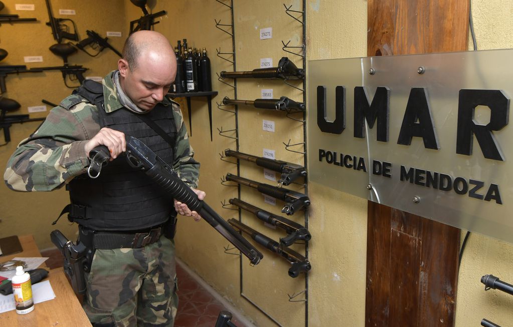 Un efectivo muestra una de las escopetas usadas en la tarea diaria. Foto: Orlando Pelichotti / Los Andes
