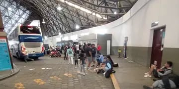 Demoras y largas filas en la aduana argentina por el operativo de seguridad ante la llegada de hinchas del Colo Colo