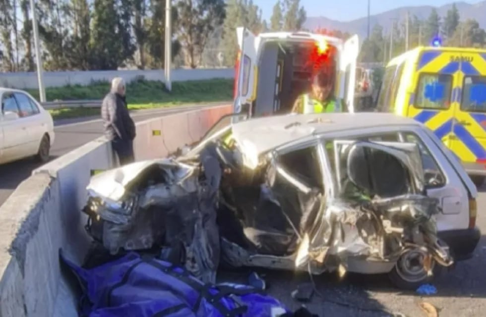 Así quedó el auto de un argentino que chocó en una ruta de Chile: murió en el lugar (Gentileza X @fdo2000)