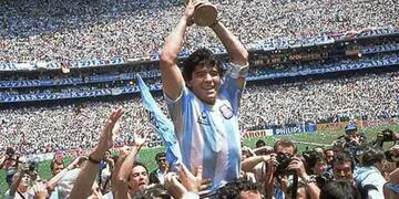 Maradona levanta la Copa en el campo del Azteca y a él lo levanta la gente. El momento más sublime de su carrera