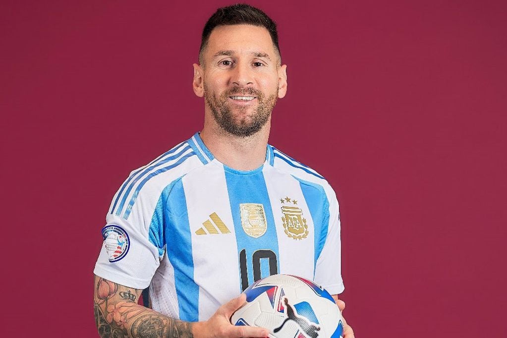 Lionel Messi posando con la pelota de la Copa América en una sesión de fotos para el torneo. (Prensa Conmebol)