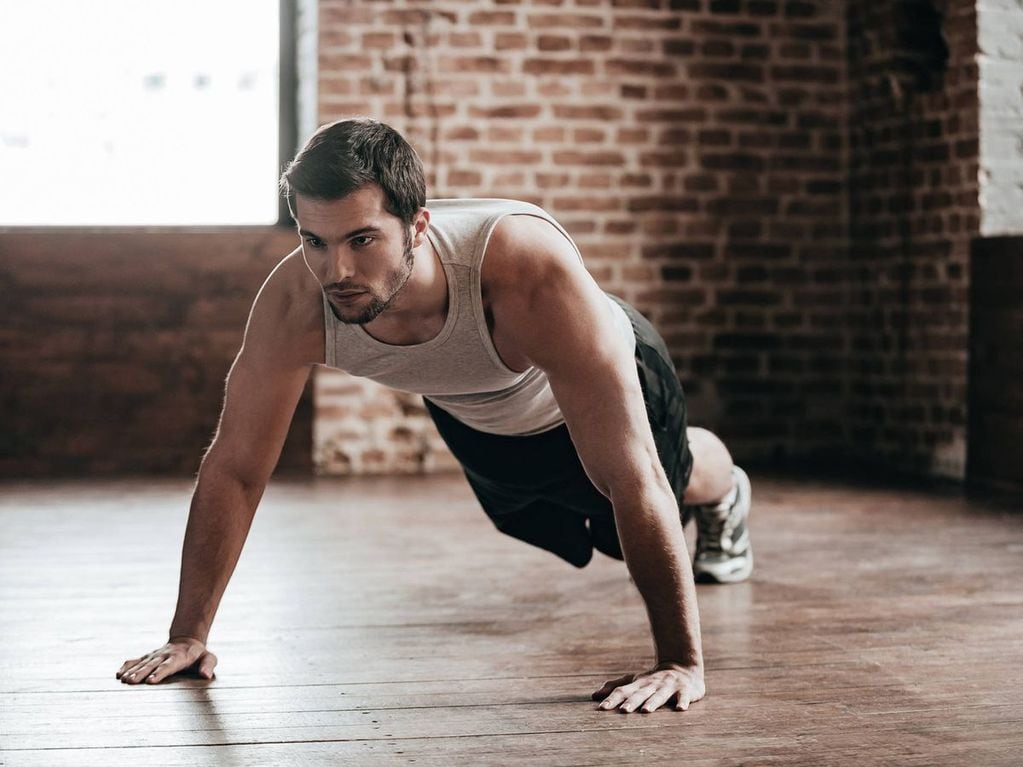 Las flexiones son de los ejercicios más conocidos en el gimnasio.