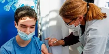 En Israel ya vacunan a los jóvenes
