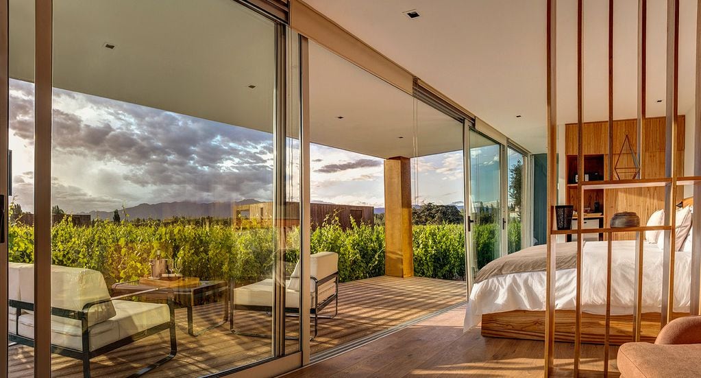 Cuenta con 24 habitaciones, cada una con una terraza privada con magníficas vistas a la Cordillera de los Andes, el jardín y el viñedo. Foto: Gentileza