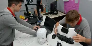 Alumnos trabajan en proyectos de inteligencia artificial