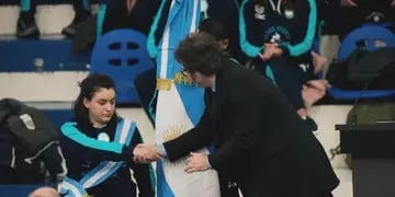 Constanza Garrone, abanderada Paralímpica, se lavó las manos después de saludar a Javier Milei
