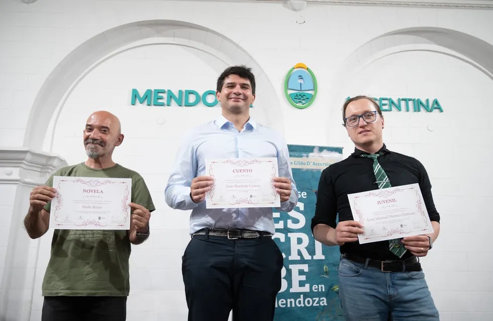 Iñaki Rojas (novela), Juan Bautista Correa (cuento) y Juan Manuel Montes (juvenil), ganadores del Premio Vendimia 2023.