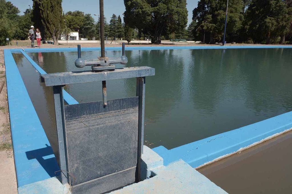 Planta potabilizadora de agua
piletas de reservas en la planta  Alto Godoy  de Aguas Mendocinas en el parque General San Martin