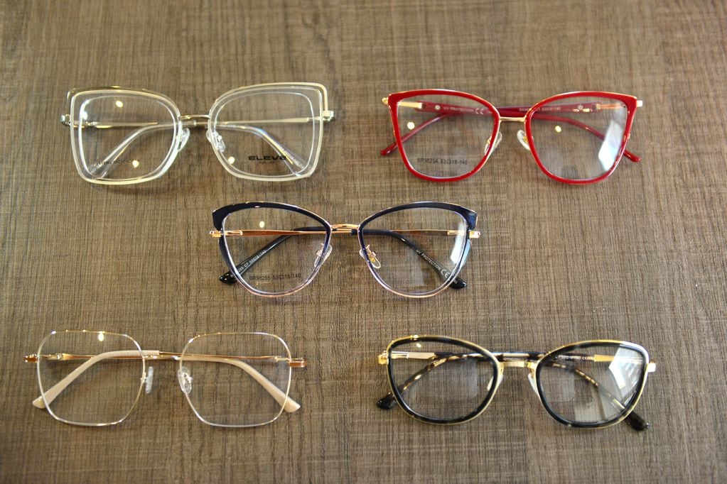 Optica La Torre posee una gran cantidad de anteojos y lentes de diversas marcas y precios.  (Nicolás Bravo / La Voz)