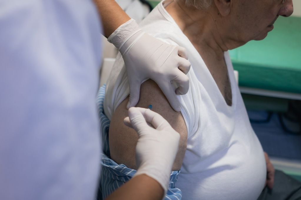 La Asociación Argentina de Medicina Respiratoria emitió un comunicado en el que insta a la prevención de la gripe, una enfermedad viral altamente contagiosa que puede derivar en complicaciones graves como neumonía, infartos y ACV. Foto: Gentileza
