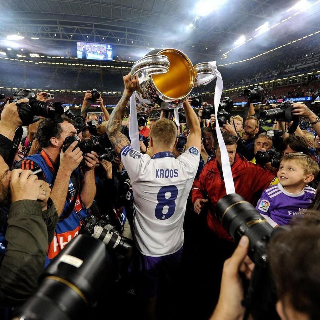 Toni Kroos cargando su cuarta Champions League.