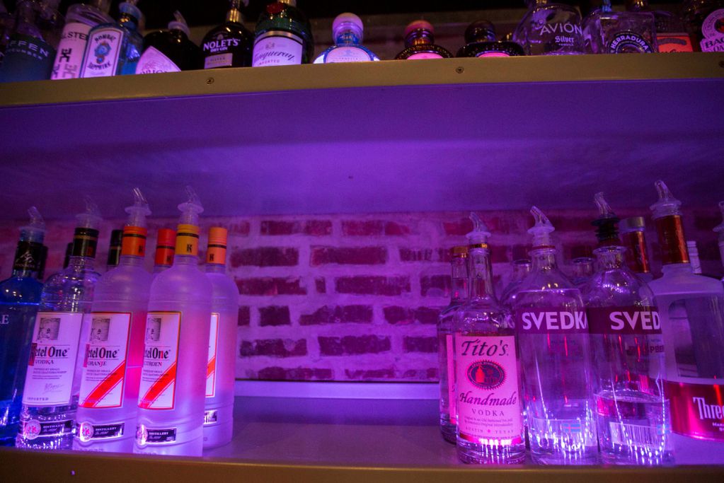 Comerciantes estadounidenses están sacando el vodka ruso de sus estantes y promocionando las marcas ucranianas en su lugar. (Foto / AP)