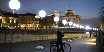  Ocho mil globos se iluminaron anoche en Berlín, para representar la contracara de una frontera que por décadas dividió al mundo.