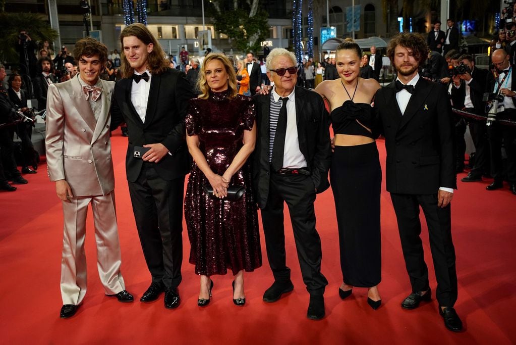El elenco del filme "Eo", en el Festival de Cannes