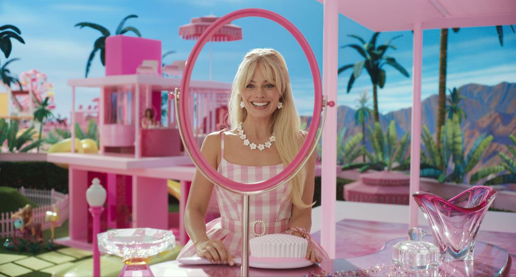 En esta imagen proporcionada por Warner Bros., Margot Robbie en una escena de "Barbie". (Warner Bros. Pictures vía AP)