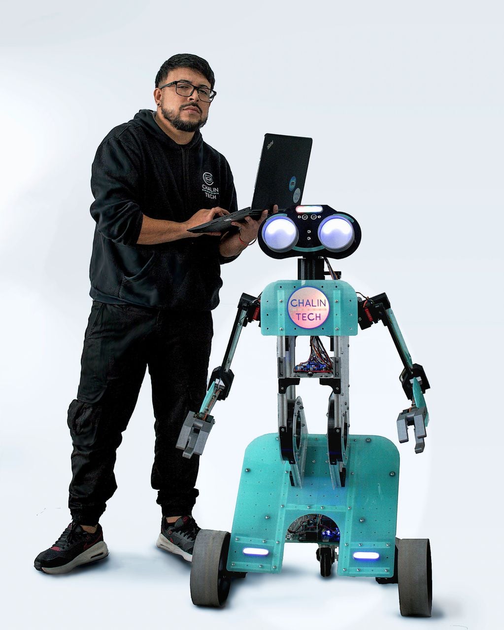 Papert, un robot humanoide de creación nacional que ha logrado interactuar con personas y es fuente de consultas.