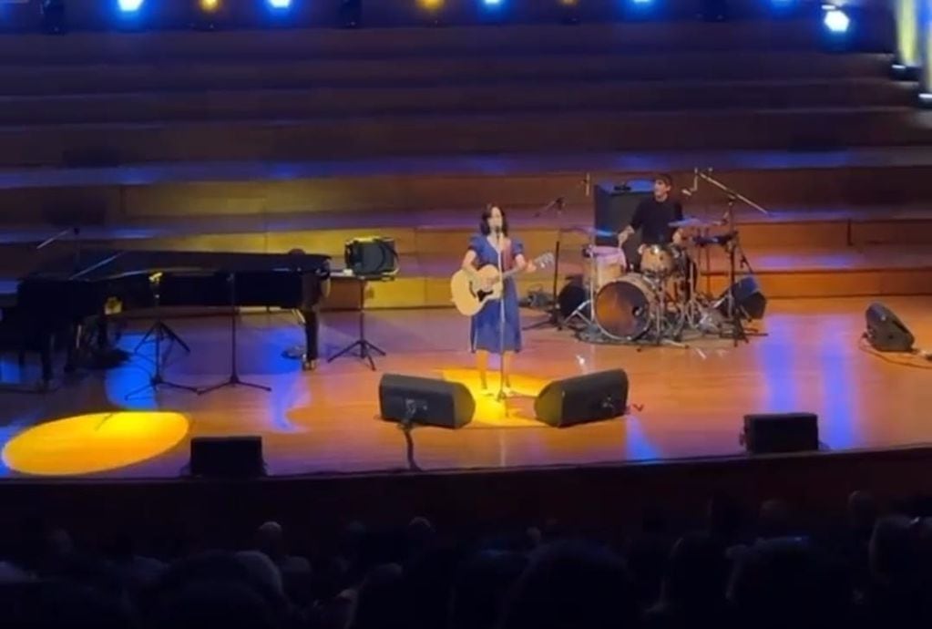 Julieta Venegas cantó 24 temas en el Auditorio Juan Victoria y fue ovacionada de pie por el público sanjuanino.