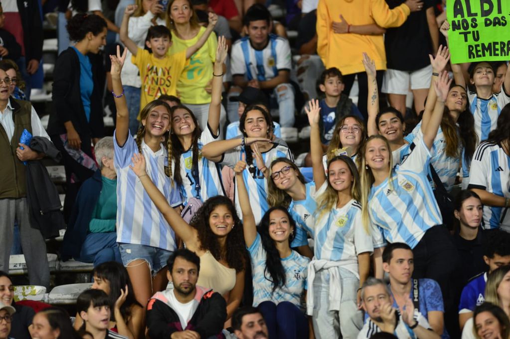 Más de 30 mil personas acompañaron a la selección argentina de fútbol en el estadio Kempes para el amistoso con Venezuela. / Gentileza: Javier Ferreyra. 