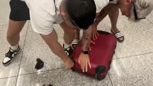 Un pasajero le arrancó las ruedas a su valija para no pagar extra por equipaje