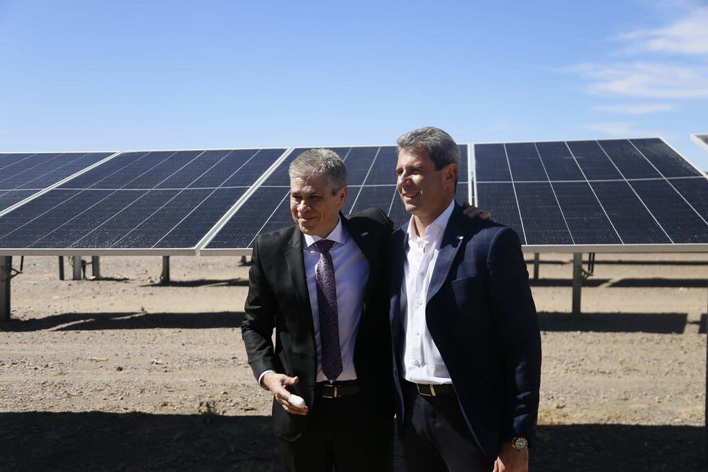 El presidente de YPF Pablo González y el gobernador Uñac.