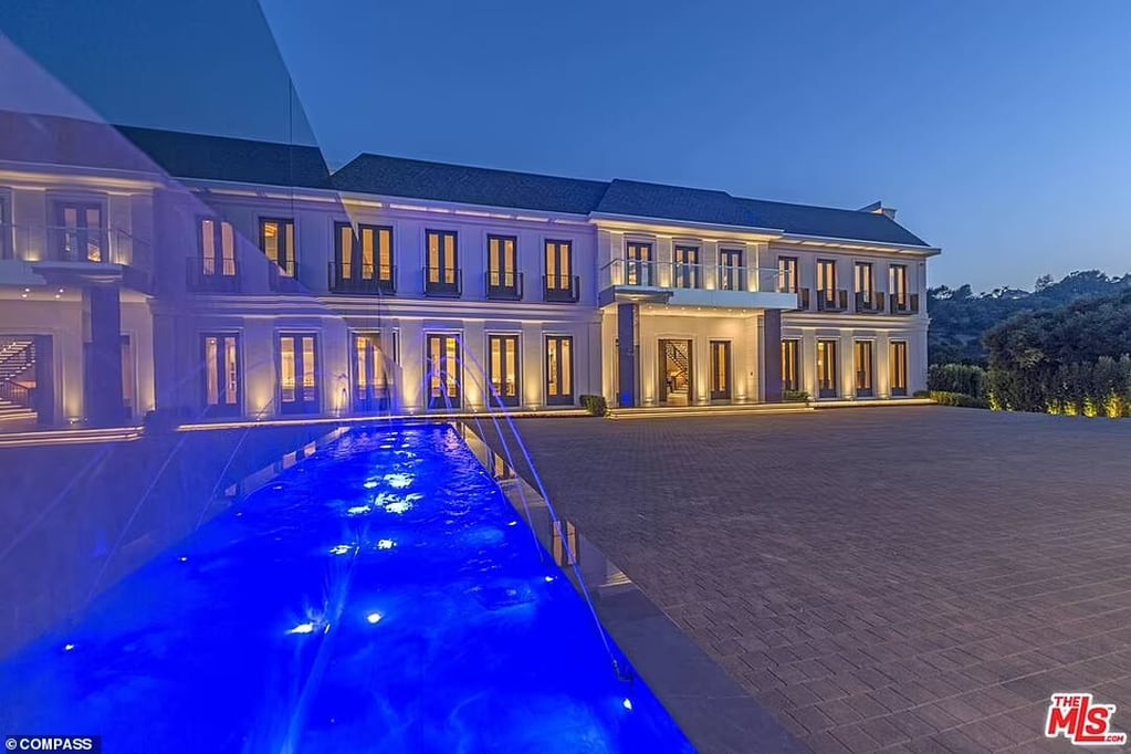 Jennifer Lopez y Ben Affleck compraron una enorme mansión en Los Ángeles que cuenta con lujos extremos y por la cual pagaron la increíble cifra de 60.850.000 millones de dólares.