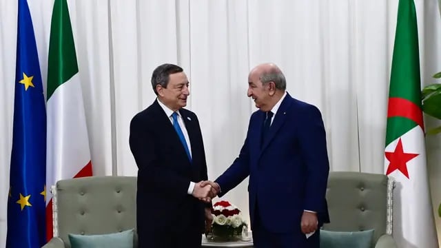 El presidente de Argelia, Abdelmadjid Tebboune, junto al primer ministro de Italia, Mario Draghi