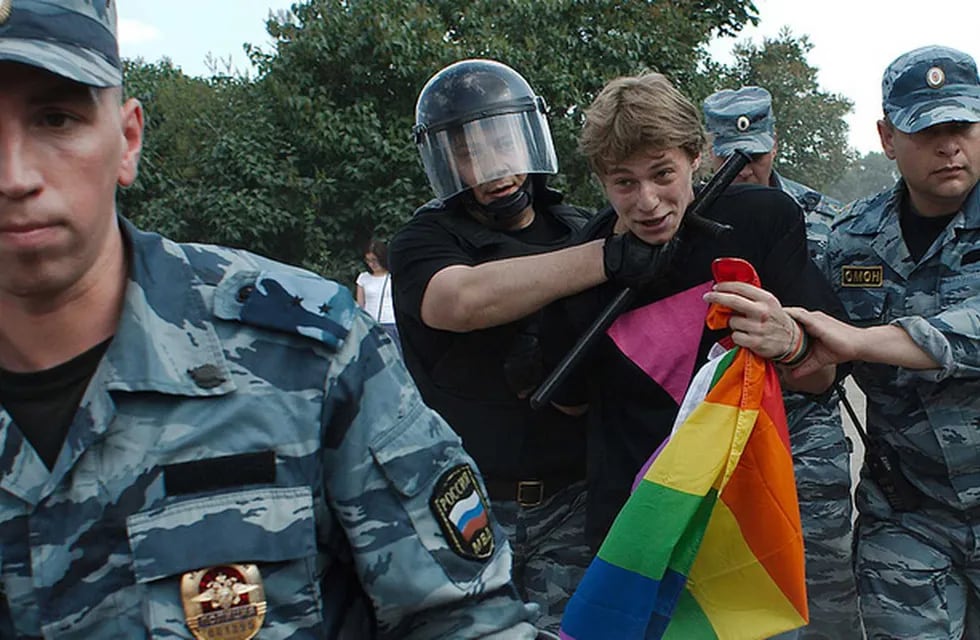 Ser gay, insultar y poner banderas: estas 9 cosas están prohibidas en Rusia