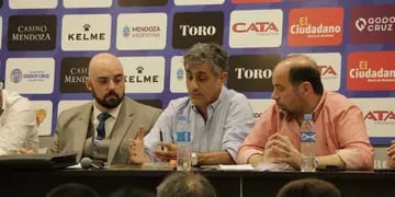José Mansur, en el centro, junto al secretario de actas Javier Urquizu (izq.) y el vice segundo Alfredo Dantiacq.