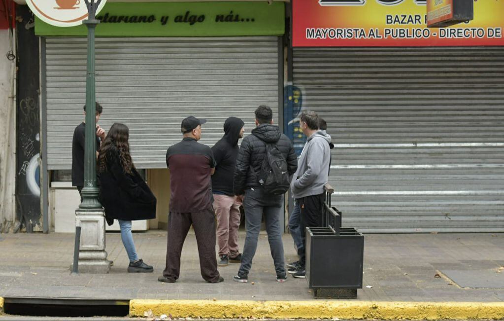 Cierran comercios del Centro por temor a intentos de saqueo e incidentes (Orlando Pelichotti / Los Andes)