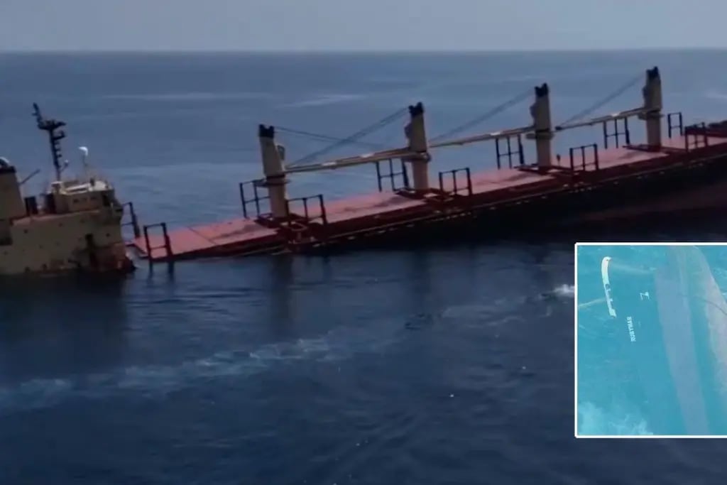 Se hundió un buque con fertilizantes en el Mar Rojo y Estados Unidos advirtió por un desastre medioambiental