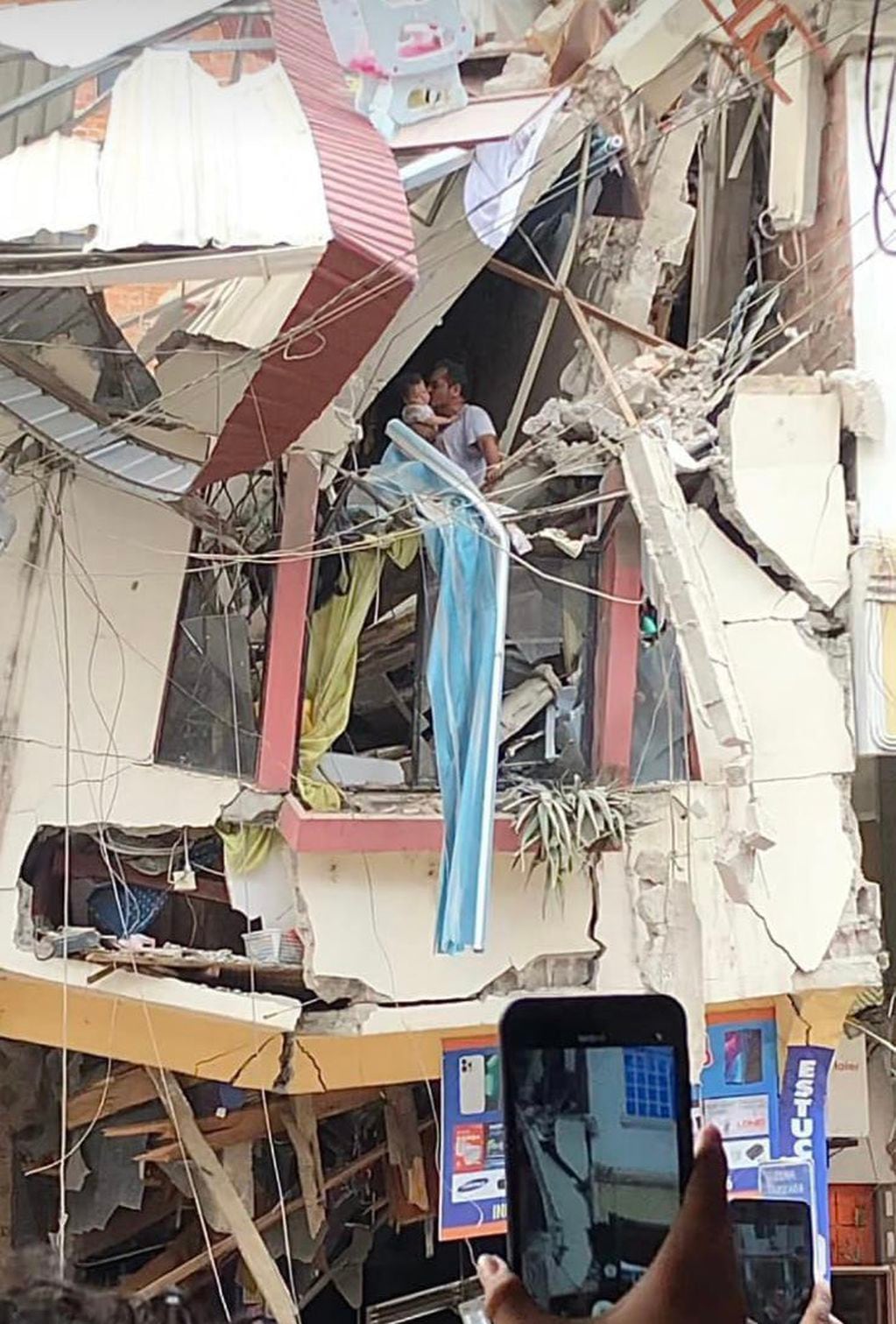 La conmovedora imagen de un papá besando a su bebé luego del terremoto en Ecuador. Foto: Twitter.