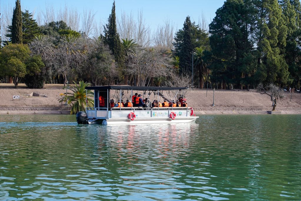 Nuevo barco del lago del Parque: un recorrido por atractivos reales, por el espacio exterior y hasta con dinosaurios. Foto: Gentileza