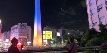 El Obelisco iluminado por la paz en Ucrania