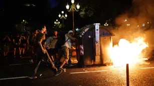 Incidentes y enfrentamientos frente al Congreso durante una nueva protesta contra la ley ómnibus