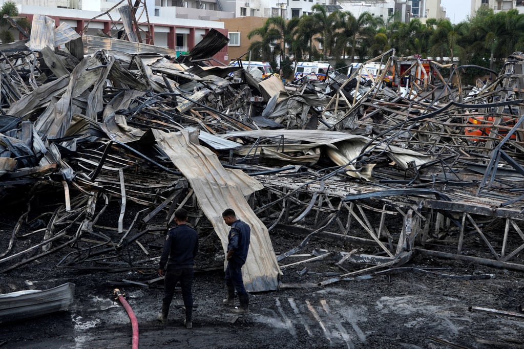 Una estructura de dos plantas del parque de atracciones TRP colpasó en el incendio - AFP