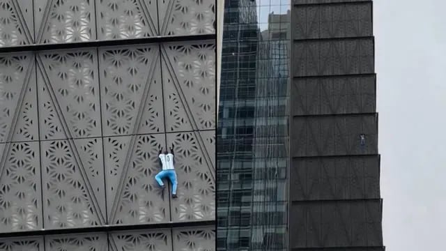 El ciudadano polaco se trepó a uno de los edificios más altos de Buenos Aires.