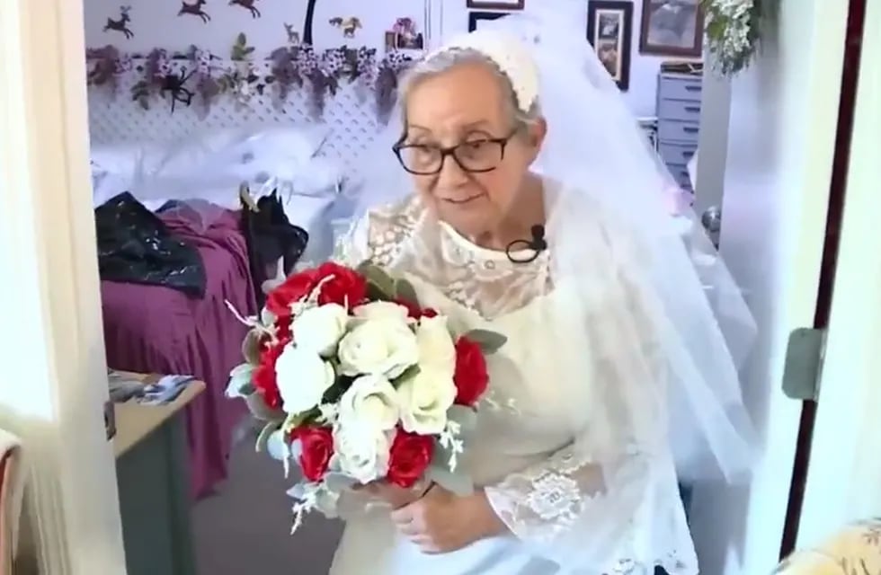 Dorothy Fideli tiene 77 años y se casó con ella misma tras cansarse de esperar a que aparezca su gran amor.