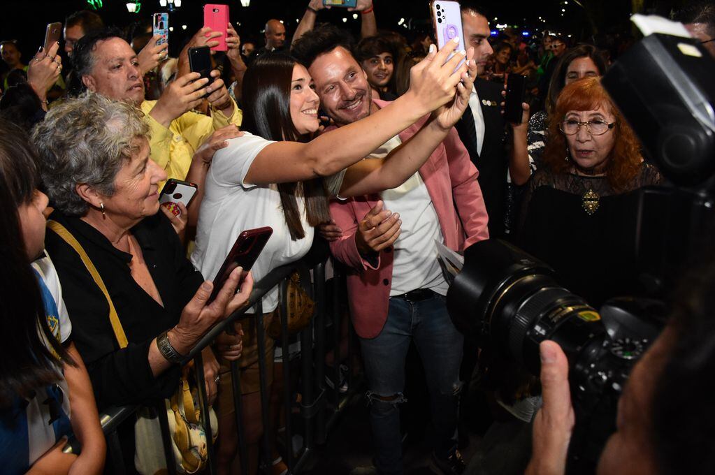 Avant premiere de “Papá al rescate”. Selfies en la pasarela que separaba el hotel del teatro. Al lado de Vicuña, la actriz mendocina Pinty Saba, quien actuó en el filme. foto: Mariana Villa / Los Andes 