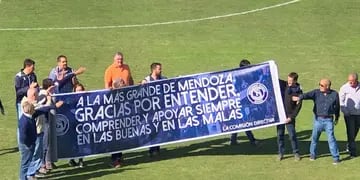 Parte de la dirigencia azul ingresó a la cancha en la previa ante Santamarina y reconoció el aliento durante toda la temporada. 