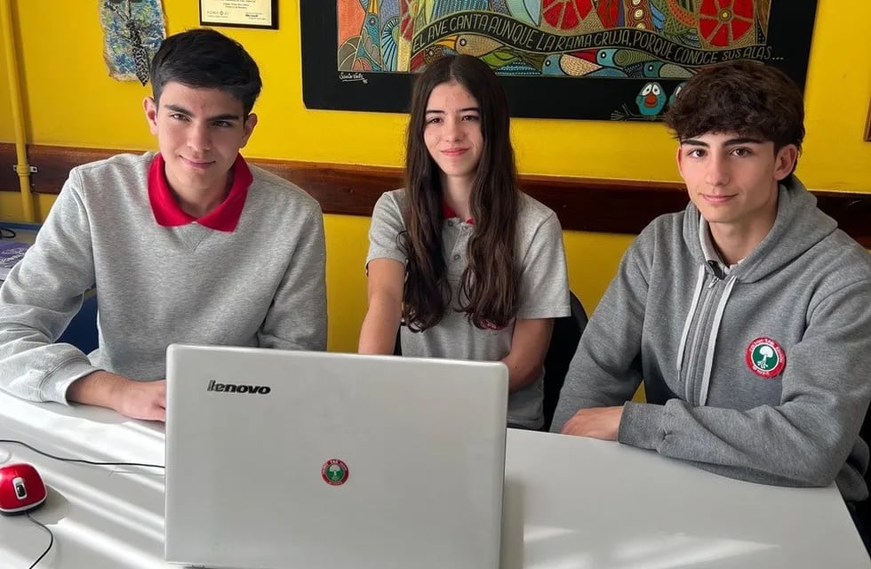 Sebastián Martínez Santos (17 años), Guadalupe Murgo (15 años) y Juan Pablo Pelegrina (15 años), alumnos de la Escuela Tomás Alba Edison.