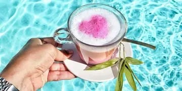 Se lo conoce con el nombre de pink latte, tiene muchos beneficios y por eso está de moda y circula por Instagram.