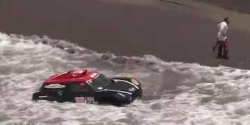 Yazeed Al-Rajhi enfrió su auto en el mar por las altas temperaturas peruanas. Sostenían el vehículo con una soga. Video. 