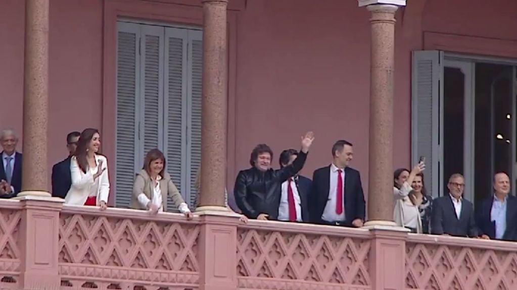 Milei y su gabinete saludan desde el balcón de Casa Rosada (Gentileza)