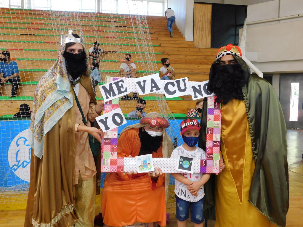Se disfrazaron de Reyes Magos para contener a los niños en los centro de vacunación de Palmira y San Martín