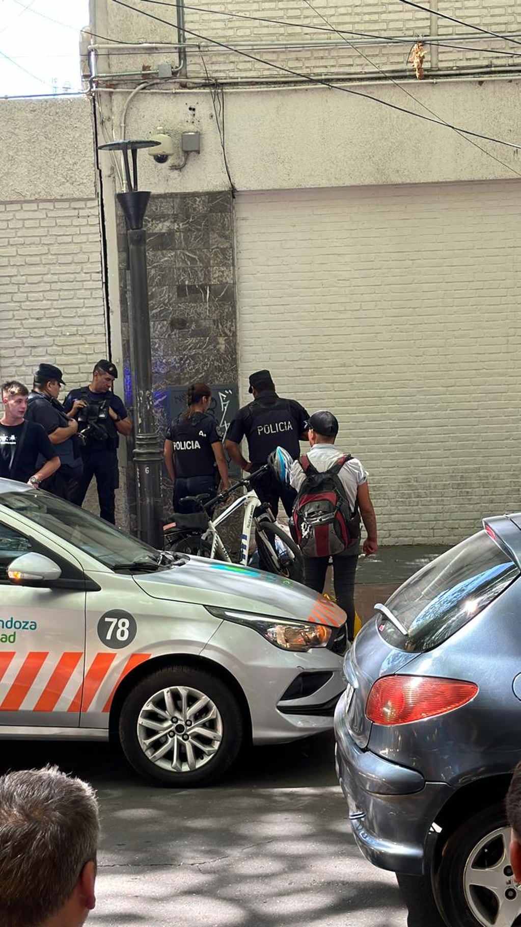 Detuvieron a un hombre que había asaltado un local de electrónica en pleno centro de Mendoza - Foto Matias Pascualetti