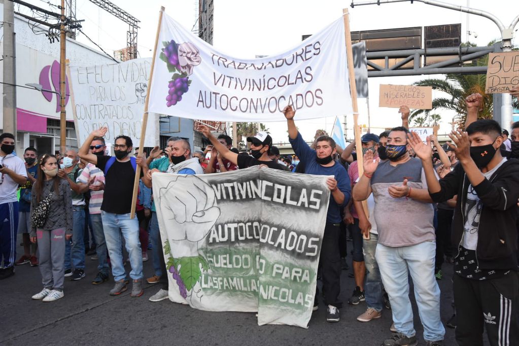 con pancartas, carteles y pasacalles se hicieron presentes los trabajadores vitivinícolas para pedir mejoras salariales.