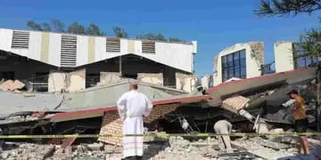 Se desplomó el techo de una iglesia durante una misa en México: al menos 30 personas atrapadas