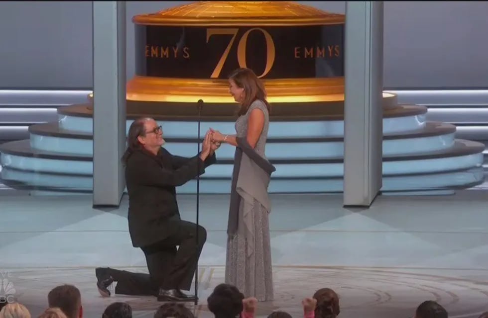 Sorpresa en vivo: le pidió matrimonio a su mujer en el escenario de los Emmy 2018