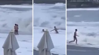 Una joven se metió al mar con su pareja, la arrastró una ola y desapareció: todo quedó grabado en un video