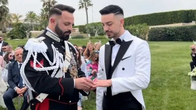 un militar se casó luciendo el uniforme oficial